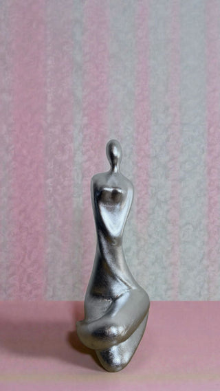 SEATED WOMAN SCULPTURE Anderson Rojas