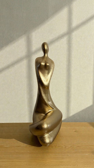 SEATED WOMAN SCULPTURE Anderson Rojas