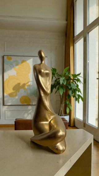 SEATED WOMAN SCULPTURE Anderson Rojas